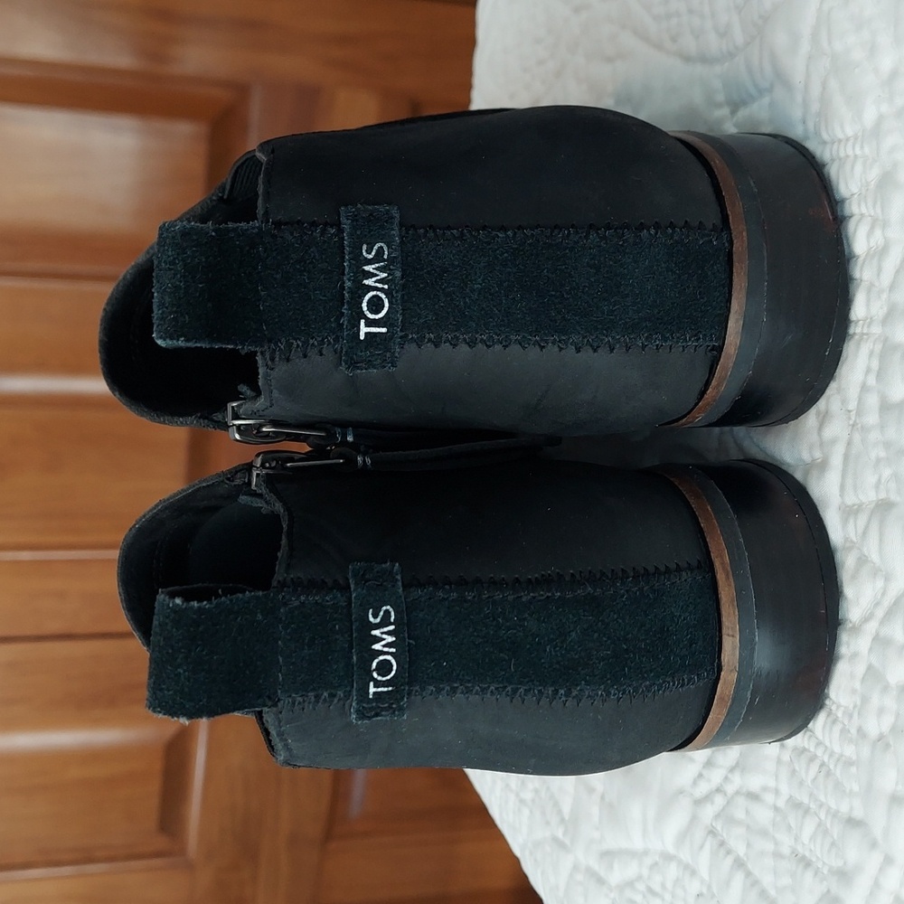* TOMS Reese Black Leather Comfy Ankle Bootie, 1" Heel, Size 8.5 Wide, Like New - Picture 6 of 10
